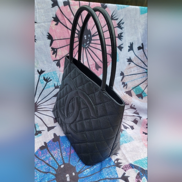 CHANEL Medallion Black Quilted Caviar Leathet Tote - Picture 13 of 16
